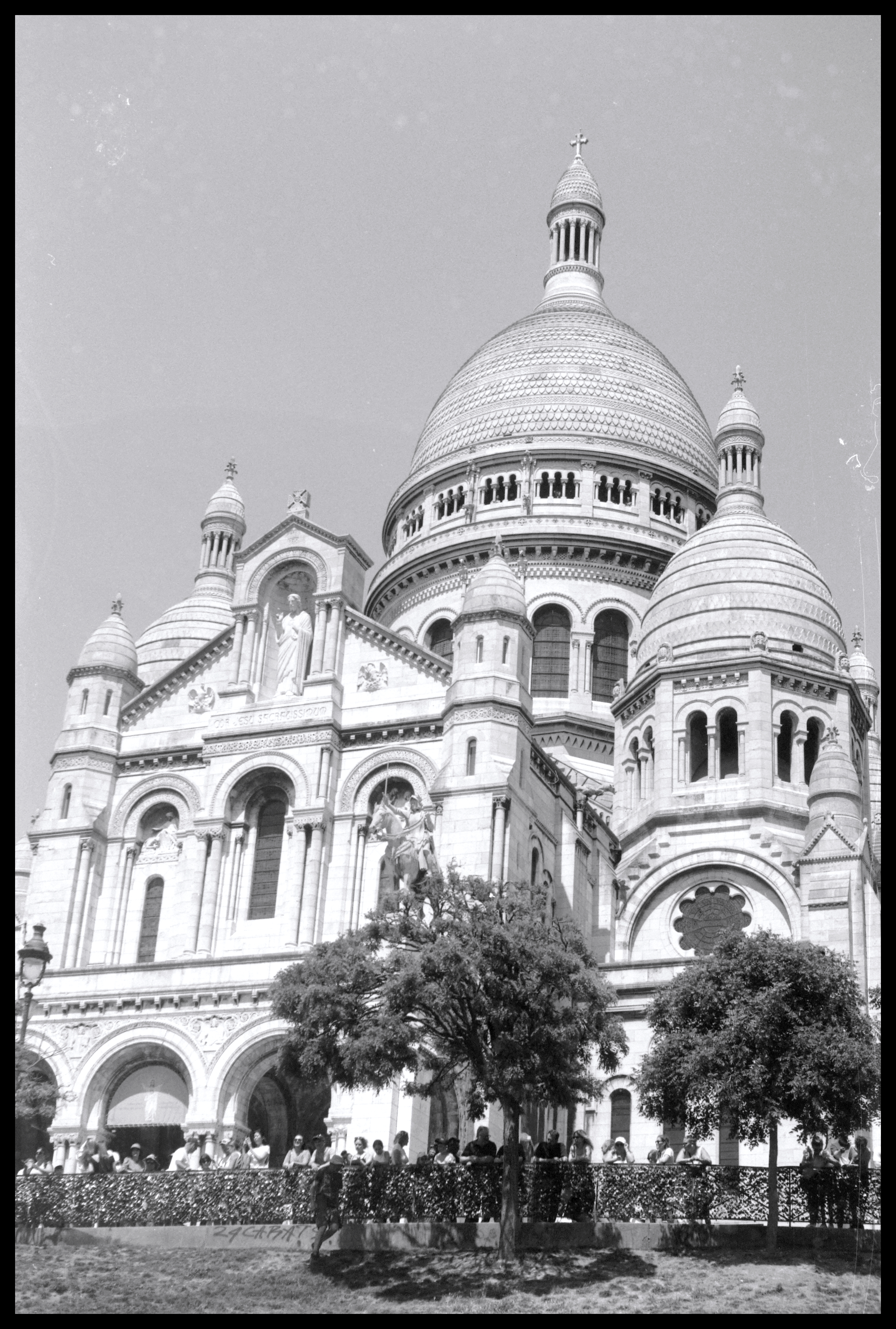 Mon Martre Paris - Photo by Leon Fassbender, editorial photgrapher