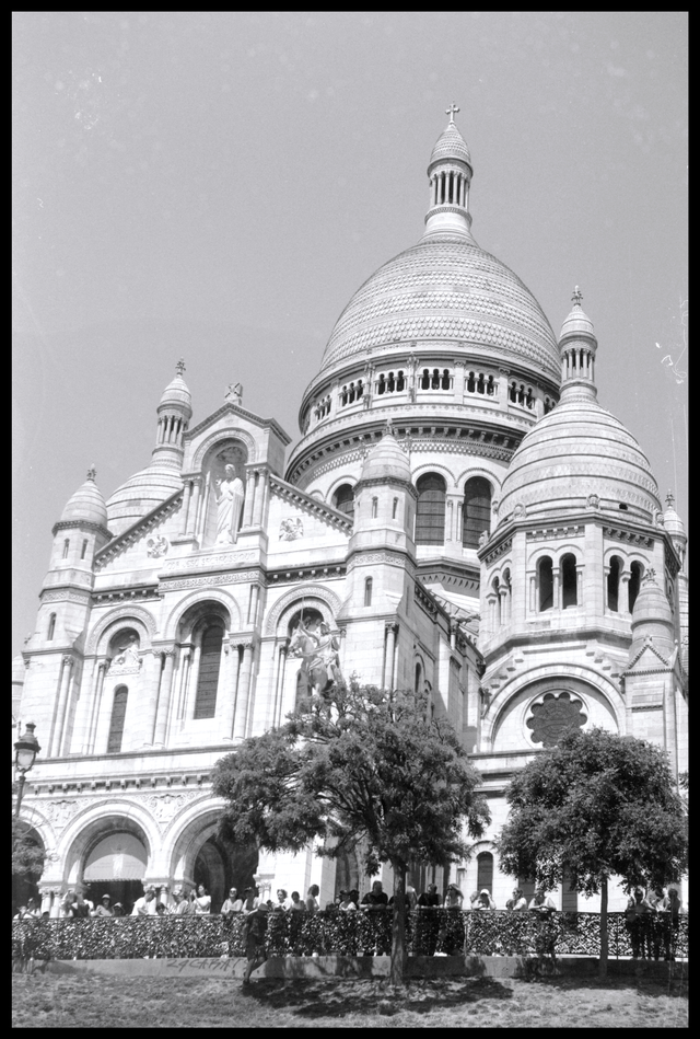 Mon Martre Paris - Photo by Leon Fassbender, editorial photgrapher